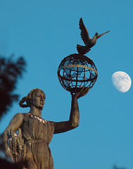 Скульптура "Мир", венчающая купол планетария, и Луна 13 января 2022 года