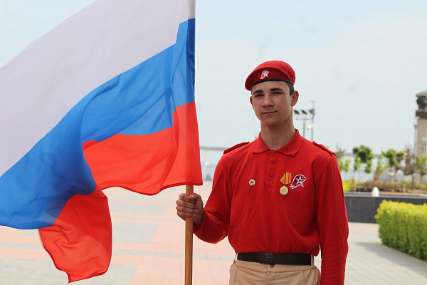 День флага: жители Волгоградской области примут участие в патриотических акциях