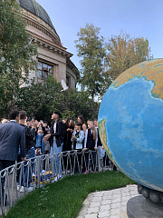 Воспитанники клуба интернациональной дружбы запустили в небо голубей в Волгоградском планетарии