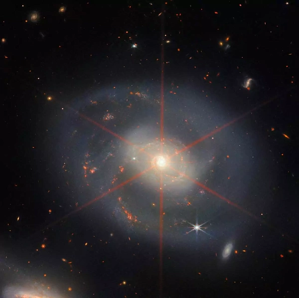 Аппарат "Джеймс Уэбб" сфотографировал яркое активное галактическое ядро